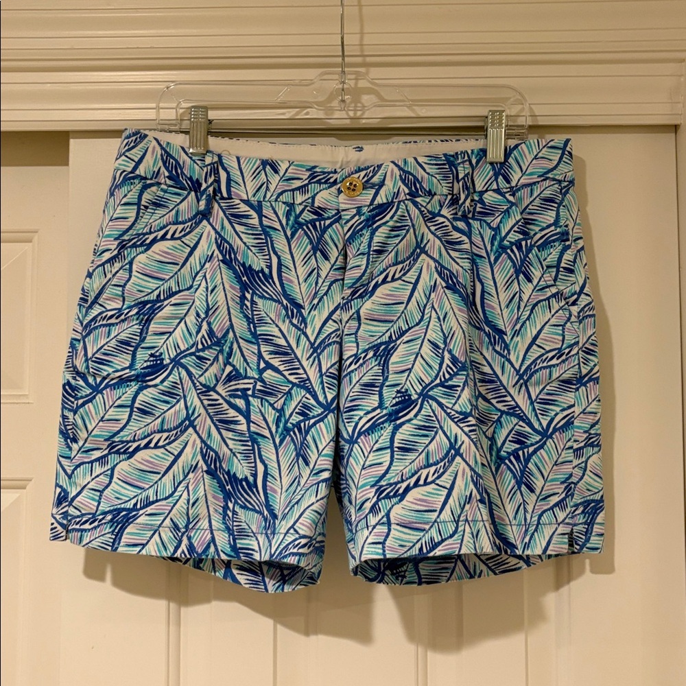 Lilly Pulitzer Jayne Stretch Shorts in the Deep Indigo Joy Ride print. VGUC